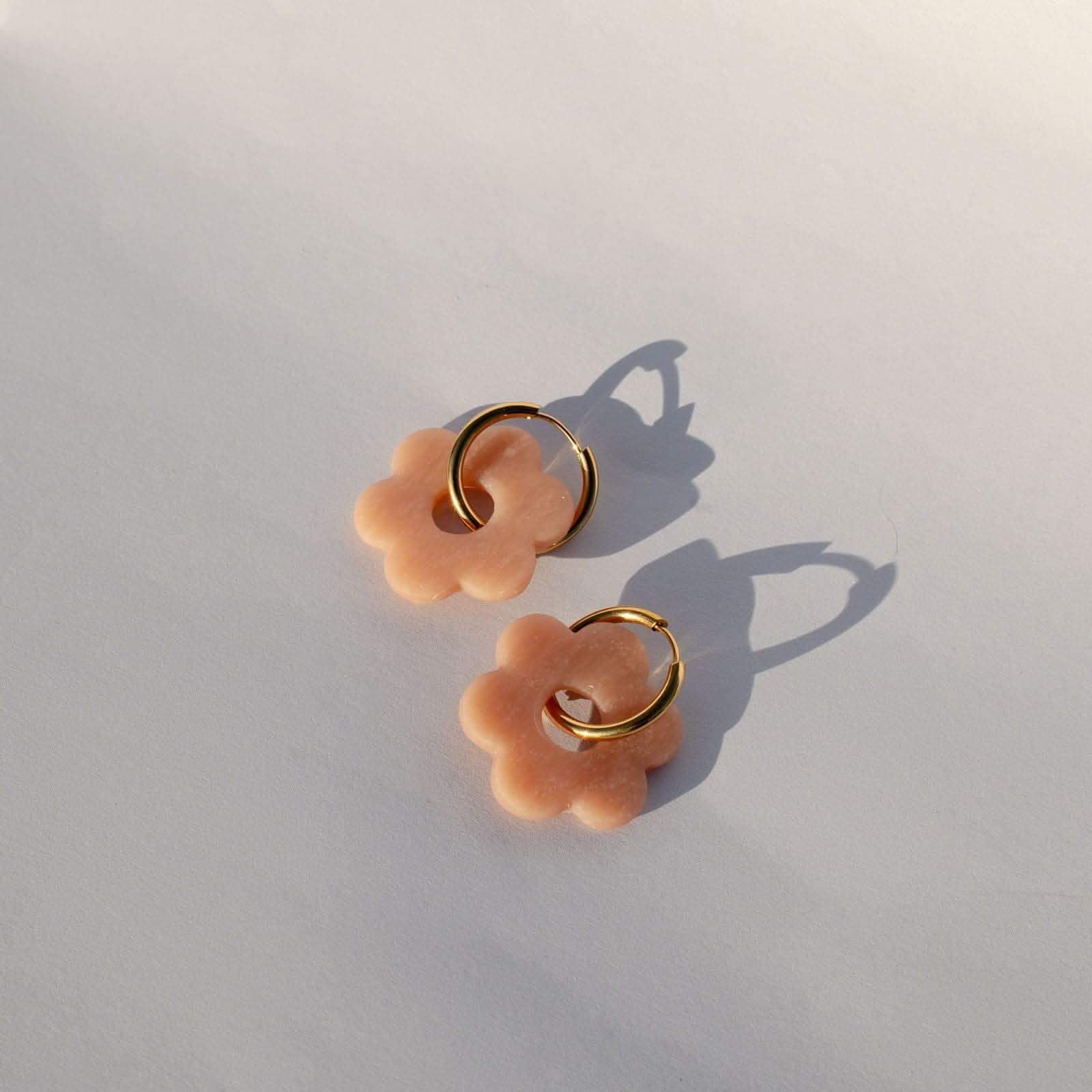 Boucles d'oreilles fleur beige