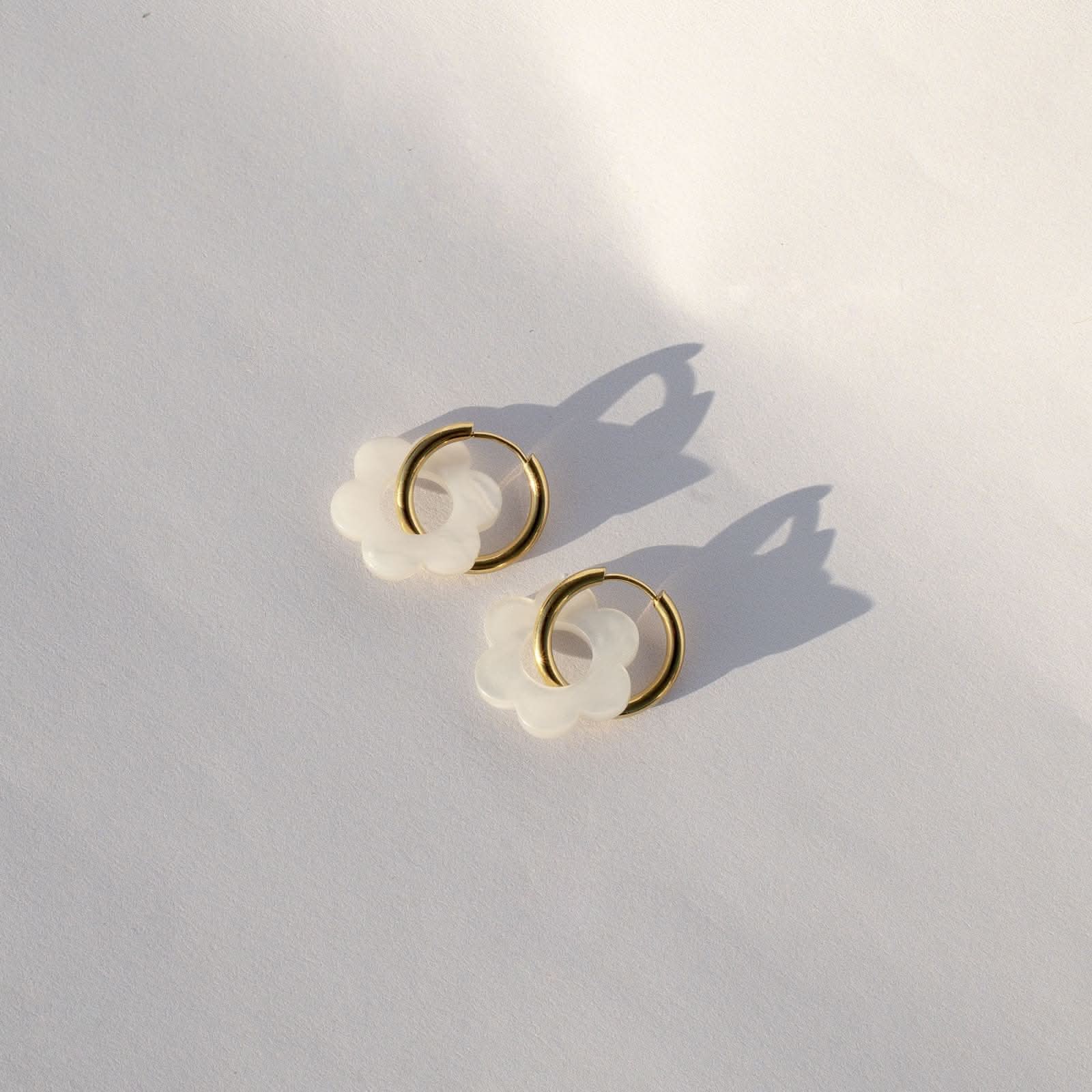 Boucles d'oreilles fleur blanc nacré