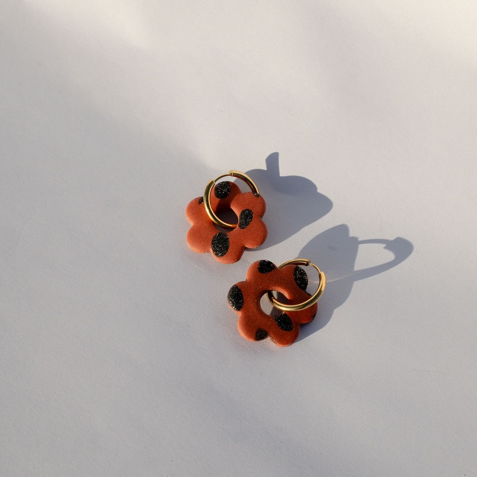 Boucles d'oreilles fleur marron noir