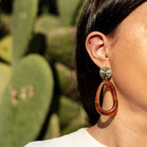 Boucle d'oreille marron dorée